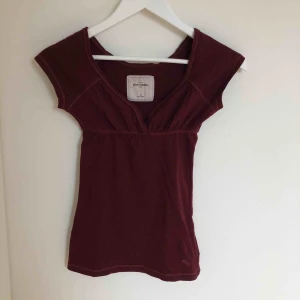  - Fin, figursydd T-shirt med fina detaljer. Aldrig använd. Jättebra kvalité och toppen skick. Frakt tillkommer.