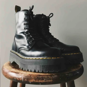  - Säljer dessa Dr.Martens ’Jadon’ i storlek 39 då dom tyvärr var lite för trånga på mig. Använda ca 5 gånger och smorda med Dr. Martens Wonder balsam tre gånger för att mjuka upp lädret.  Köparen står för frakt men kan också mötas upp i Sthlm.