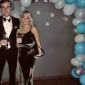  - En fin sammetsklänning med dubbla slitsar där fram. Jättefint mörkgrönt tyg med smala axelband och snöre vid midjan. Använd vid ett tillfälle. 