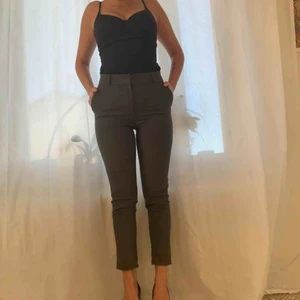  - ✨mörkgrå kostymbyxor från monki strl 38. Aldrig använda. lite tjockare material. funkar bra att vika upp. möts i sthlm lr betalat köparen frakt✨