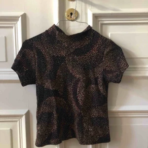  - Guldglittrig topp med halvpolo köpt second hand.  Kan mötas upp i Gbg annars tillkommer frakt ✨