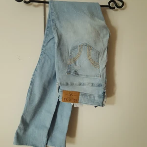  - Blå hollister jeans 00  Betalning via swish. Köparen står för frakt.
