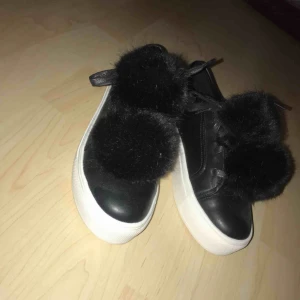 - Sneakers i skinnimitation från NLY Shoes, aldrig använda pga fel storlek. Steve Madden Bryanne lookalike, liten platå.   Priset är självklart diskuterbart! Originalpris 399kr 