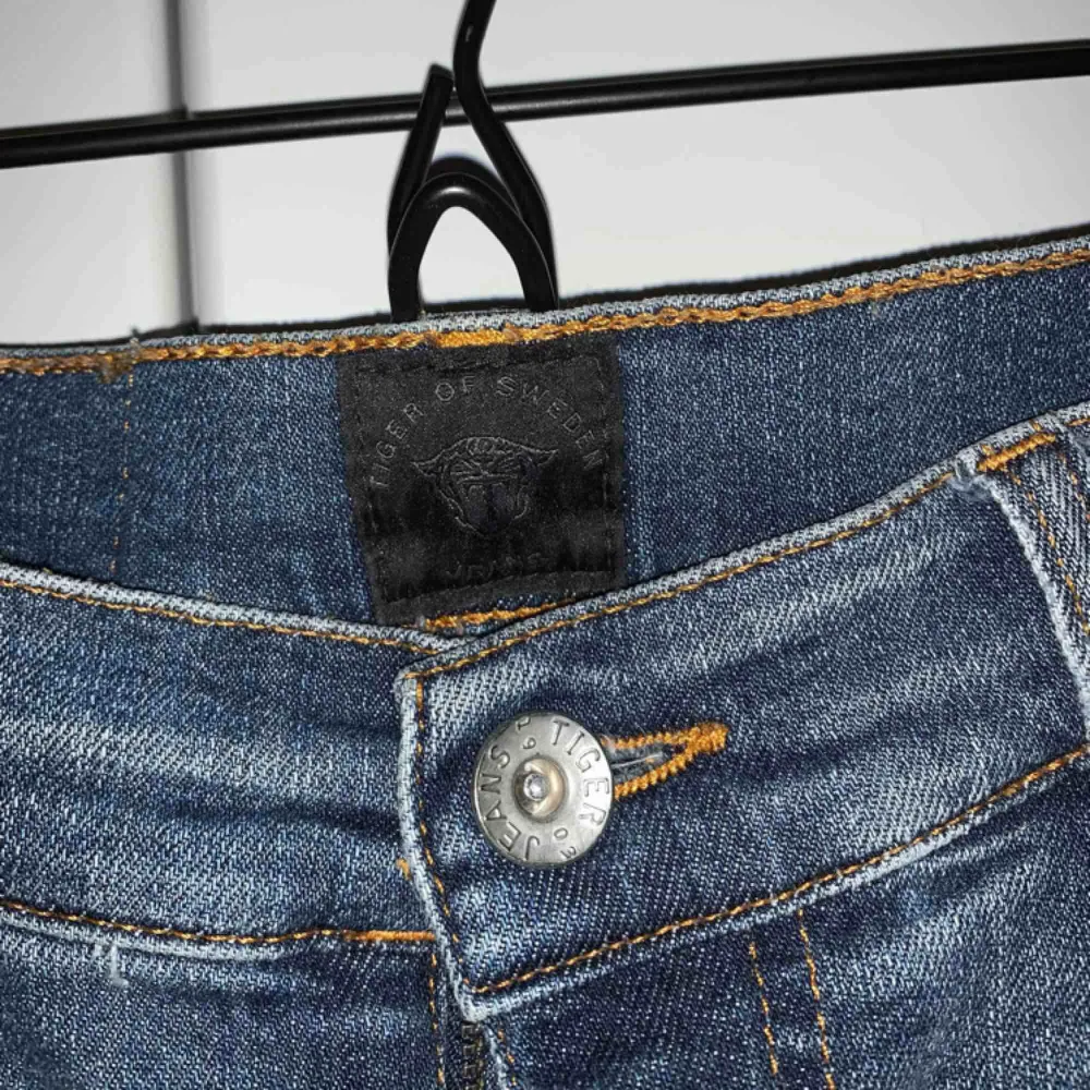 Avklippta snyggt slita tiger jeans med hög midja. Jeans & Byxor.