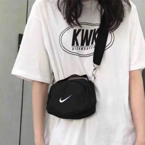  - Nike väska kopia Aldrig använda, prislappar och förpackning är kvar Kan mötas upp i Stockholm eller köparen står för frakt