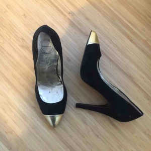  - Använda en gång, säljes pga aningen för små. Köpta på Mango. Fraktas för 59 kr 👠
