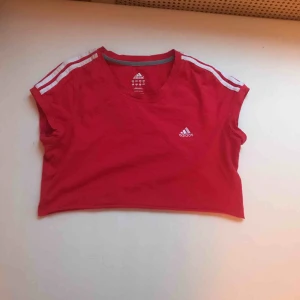  - Crop top adidas strl s. Sitter tight på kroppen. Frakt ingår ej i priset. Kan mötas upp i Stockholm💕