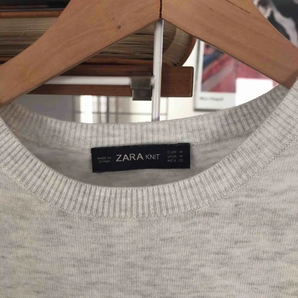Jätte mysig tröja från Zara med pärlor i arm mudden. Bra skick, pris kan diskuteras. Hoodies.