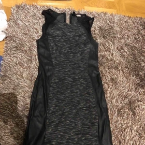  - Festklänning med skinn och mesh på