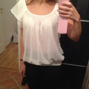 Transperant/prickig blus från England - Transperant/prickig blus från England