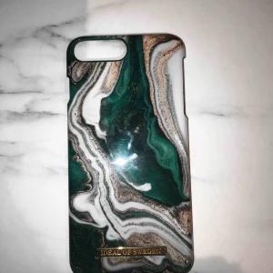  - Väldigt fint mobilskal från Ideal of Sweden till iPhone 6/7/8 +. Skickligt använd utan ”skador” mer än lite repor.  Nypris: 299kr Köpare står för frakt, möts annars upp i Sthlm!🌸 