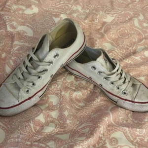  - Vita låga converse 