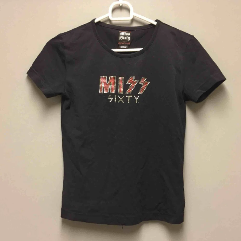 En T-shirt  från miss sixty, står att det är storlek medium men skulle säga den sitter mer som en xs. Frakten är inräknad i priset! . T-shirts.