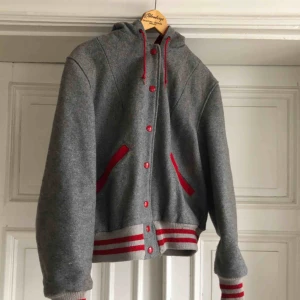  - Vintage ulljacka frånButwin. Made in USA. 50-tal.Kan hämtas i Uppsala eller skickas mot fraktkostnad 