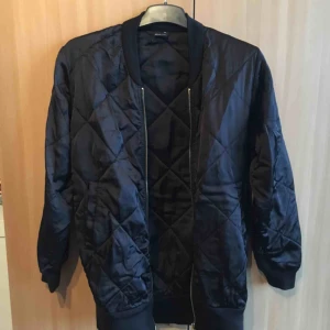  -  Ärmarna är normal långa 