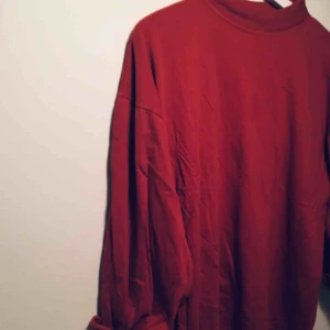  - Röd polotröja från second hand 🌸 frakt på 20kr tillkommer 🌸