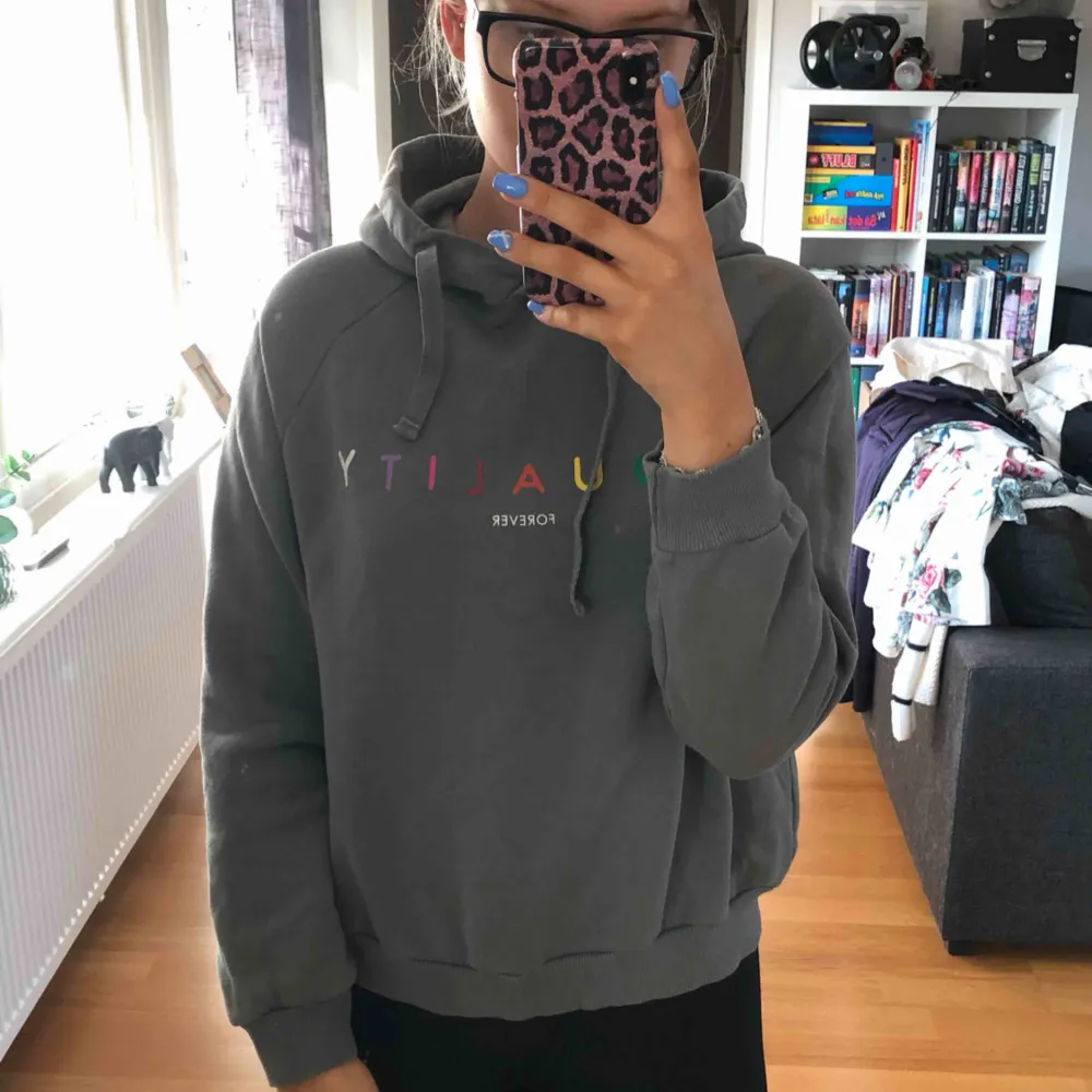 Hoodie från Gina tricot i en fin mörkgrön färg. Betalning sker via swish, köparen står för fraktkostnaden eventuellt om vi möts upp i Lund. . Hoodies.