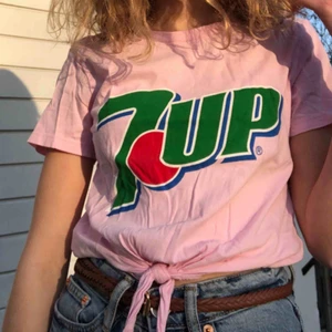  - Snygg t-shirt från H&M med en knytdetalj ner till✨🌸