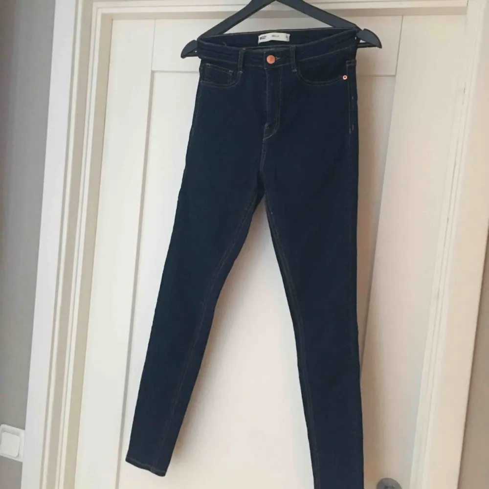 Mörkblå jeans Mollymodell Knappt använda eftersom jag köpt fel storlek😊. Jeans & Byxor.