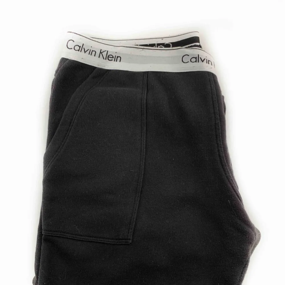Mjukisbyxor från Calvin Klein, står storlek M men passar nog en S bäst. 250kr+ frakt (billigare vid snabb affär). Fint begagnat skick . Jeans & Byxor.