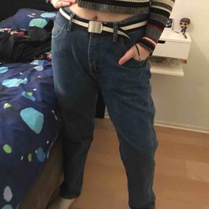 Helt oanvända boyfriend jeans från Wranger, men köpt på secondhand.  Står storlek XL men skulle klassa det som L