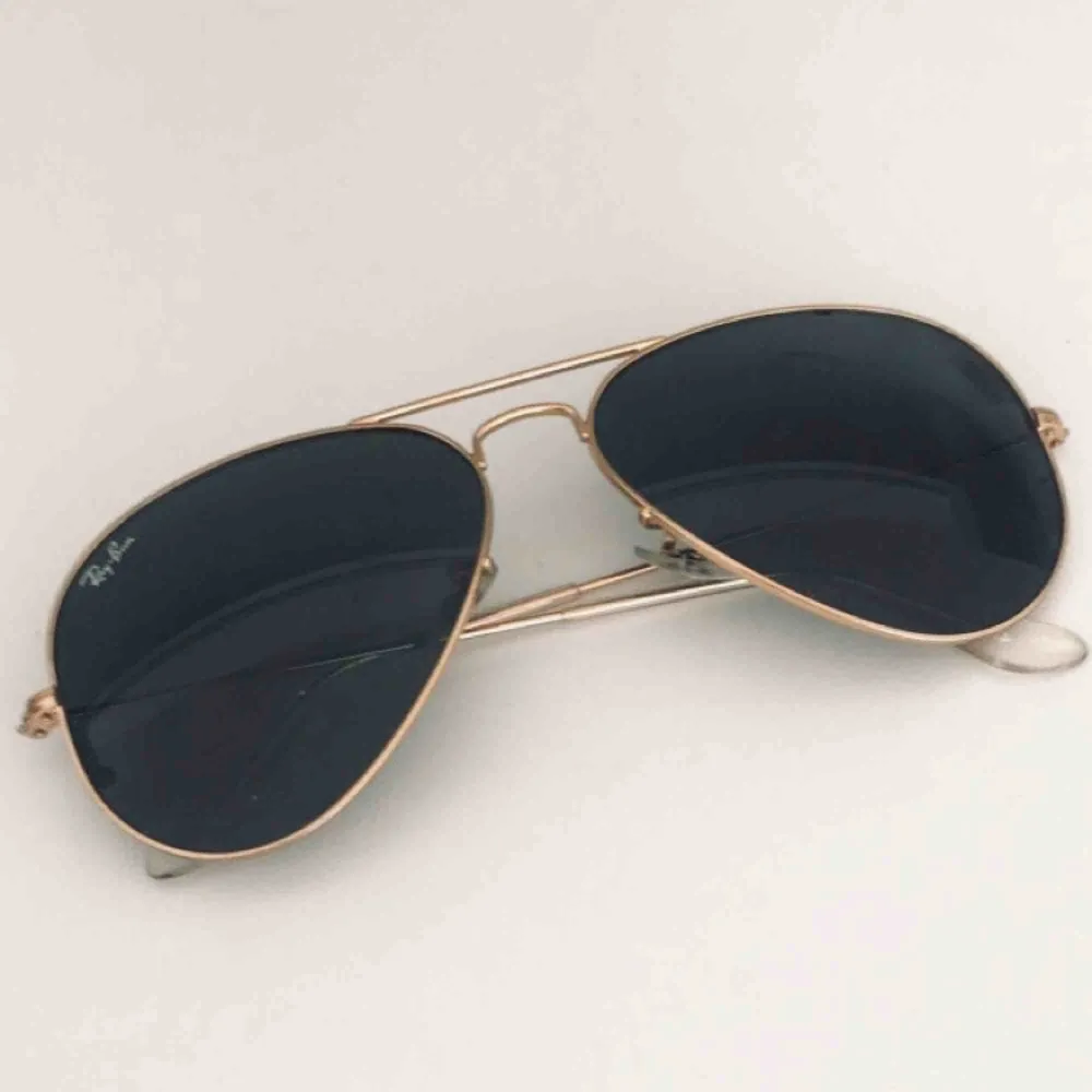 Sparsamt använda Rayban-solglasögon i modellen ”Aviator”. Mäter 58 mm över glasen. . Accessoarer.