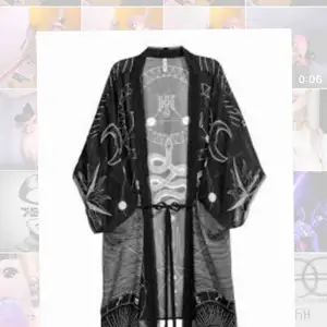 Köpes!  Letar efter denna kaftan/kimono som såldes på h&m för några månader sedan.  Har ni en ni vill sälja, kontakta mig! :)