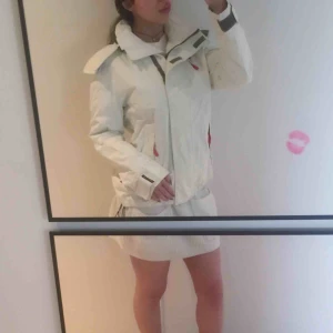  - Jacka av James Harvest Sportswear - Storlek Small. Ladies shell jacket with Vent Air® breathable coating on inside.  Använd några enstaka gånger.  Säljer pga fel storlek.  Köpt för 2199 kr