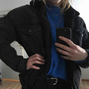  - Svart jeansjacka med teddykrage från asos. Använd ett fåtal gånger, inga tecken på slitage. Jag är storlek small och den sitter lite oversized. Nypris: 650 kr Frakt tillkommer