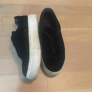  - Fina eytys i mocka som säljs pga för stora. Använt men ändå hyfsat fint skick.