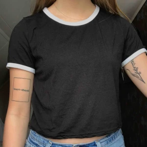  - Svart Croppad T-shirt från H&M 