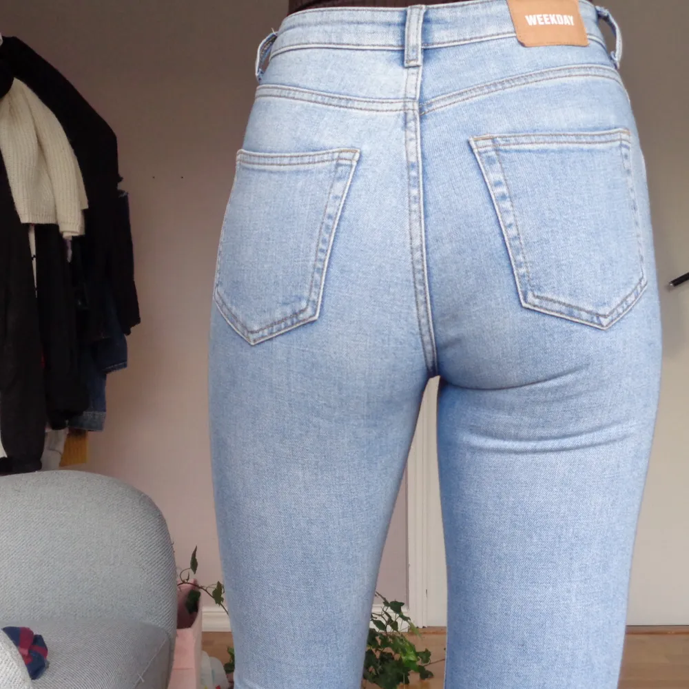 Weekday jeans In the model way, not so much use, good length for you with long legs, is itself 170 and few pants go all the way to me, write for questions💞. Jeans & Byxor.