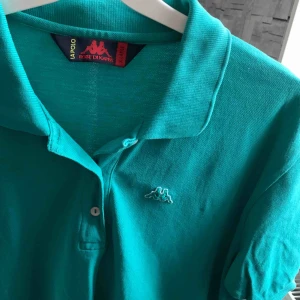  - Kappa polo tröja. den är märkt som xxl men den sitter som en M/L enligt mig. väldigt fin färg!! säljer mer kläder kolla profilen