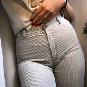  - Supersnygga ljusgråa Manchester byxor, tyvärr för små för mig. Passar en S eller XS. Använda en gång köpta på en vintage butik