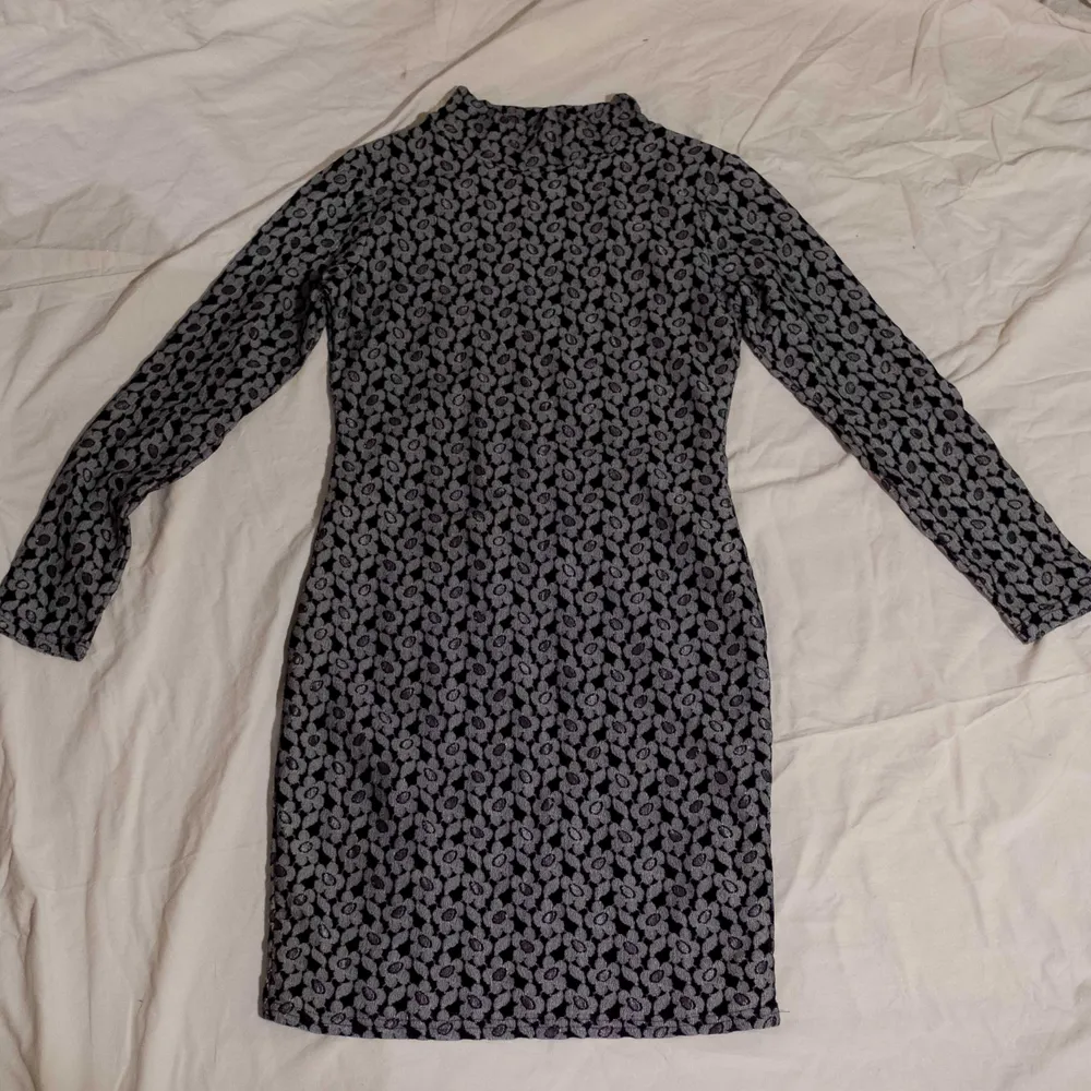 Tight vintageklänning i svartvitt blommönster, storlek S, stretch. Klänningar.