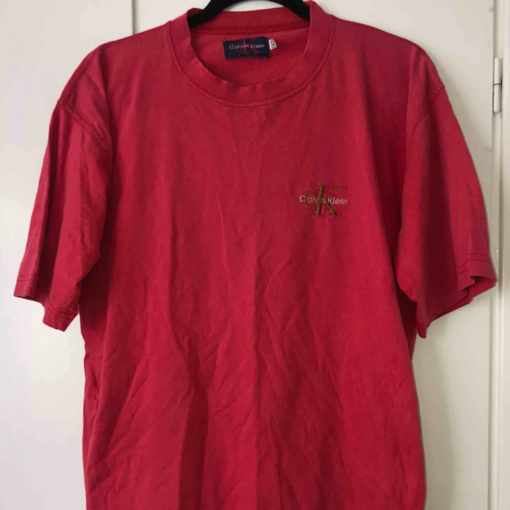 Röd Calvin Klein t-shirt i strl L men passar mindre storlekar! . T-shirts.