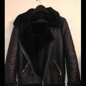  - Skitssnyg jacka ifrån Zara. Bra skick men kommer knappt till användning. Skärpet är borta då jag tyckte att jackan vara snyggare utan. Hör av er om ni vill ha bilder på hur jackan sitter på!