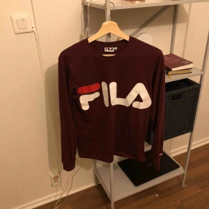  - En vinröd Fila tröja, använd endast 1 gång! Helt ny 