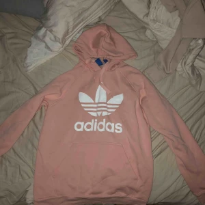  - Rosa adidas hoodie i storlek L. Använd endast ett fåtal gånger. Fraktkostnad tillkommer på ca 50kr. Inköpt på ASOS. 