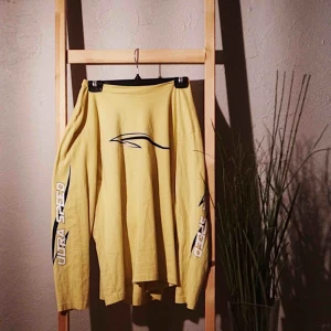  - Mysig ljusgul långärmad tröja från Weekday, knappt använd och säljes pga. används inte