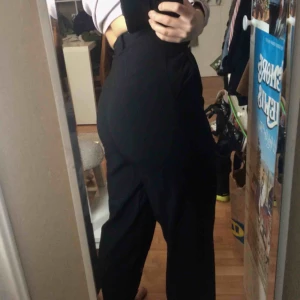  - Ett par över navel höga 100% ull byxor. Måste sälja pga lite för tigga (som kanske syns i bild två Hahah). 60kr MED frakt. Kraaaam