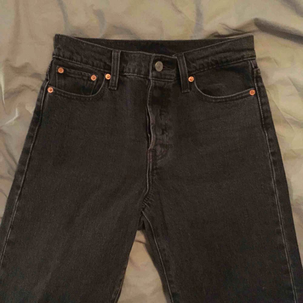 Riktigt snygga jeans från Levi’s, Wedgie Straight! Knappt använda så i riktigt fint skick! Storlek 26. Frakt ingår i priset! ⭐️. Jeans & Byxor.