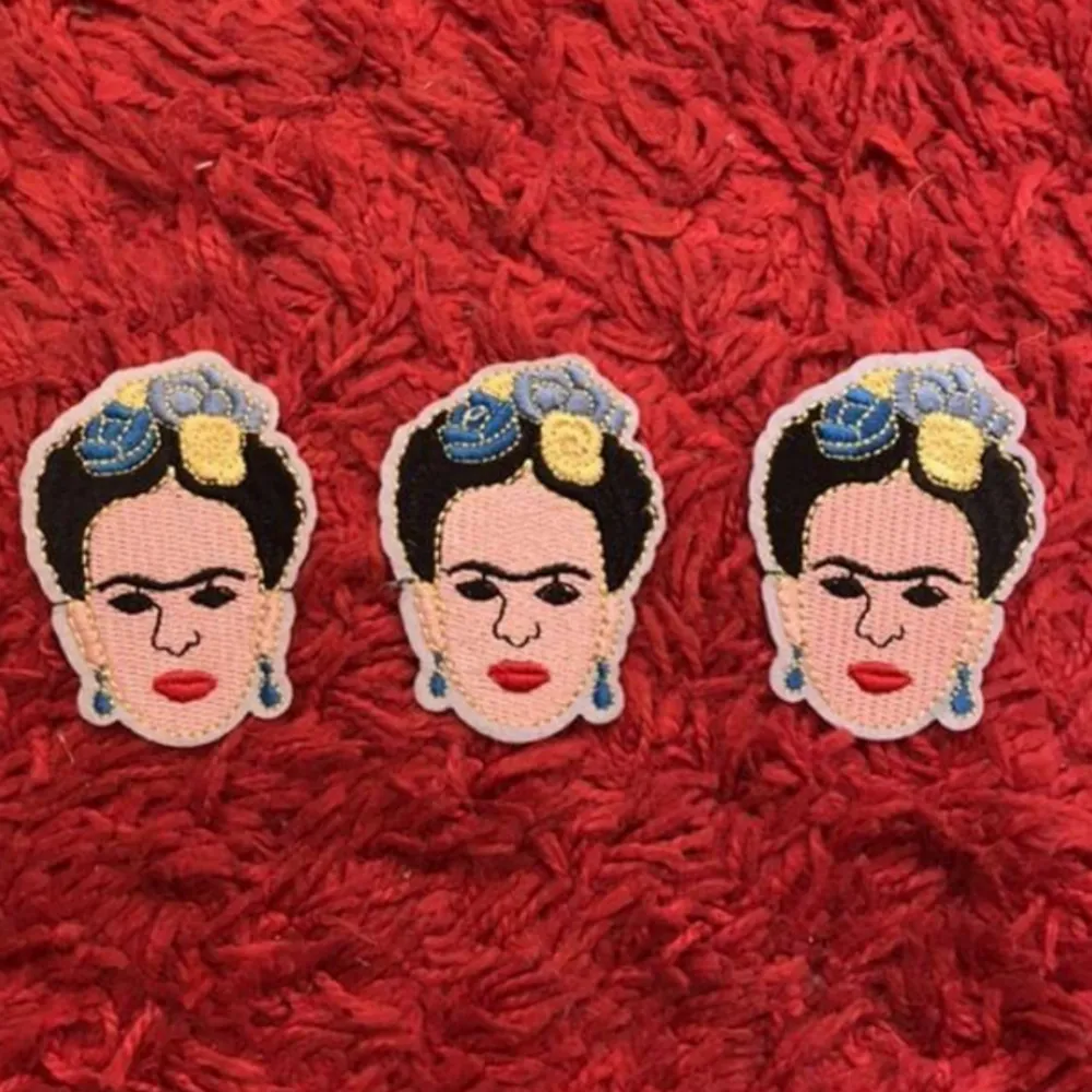 Säljer dessa tre jättefina Frida Kahlo patches som man enkelt styrker på kläder. Som på ett par jeans eller jacka! De är ca 7 cm på höjden och ca 5 cm på bredden. Säljer dom för 25 kronor styck och då ingår frakten! Säljer alla tre för 60!. Övrigt.