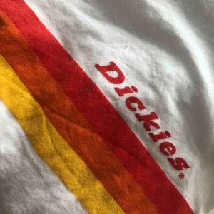  - Skitsnygg Dickies t-shirt med orange tryck✨ Använd bara en gång, väldigt fint skick.  Den är i storlek L/XL men den passar mig som Har S och är lite oversized.   Skriv om du har några frågor och kolla gärna in mina andra annonser!💓