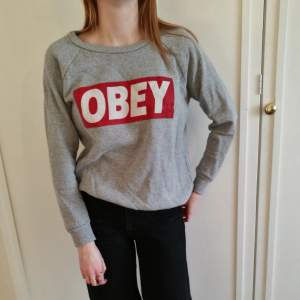 Obey-tröja i strl M/L men ganska small i ärmarna