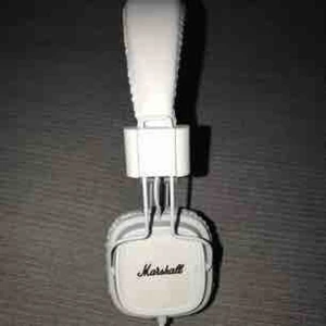  - Äkta Marshall hörlurar. Använda högst två gånger och sedan bara varit i en låda. Nypris: 800kr. Skicka meddelande vid frågor eller mer bilder💗