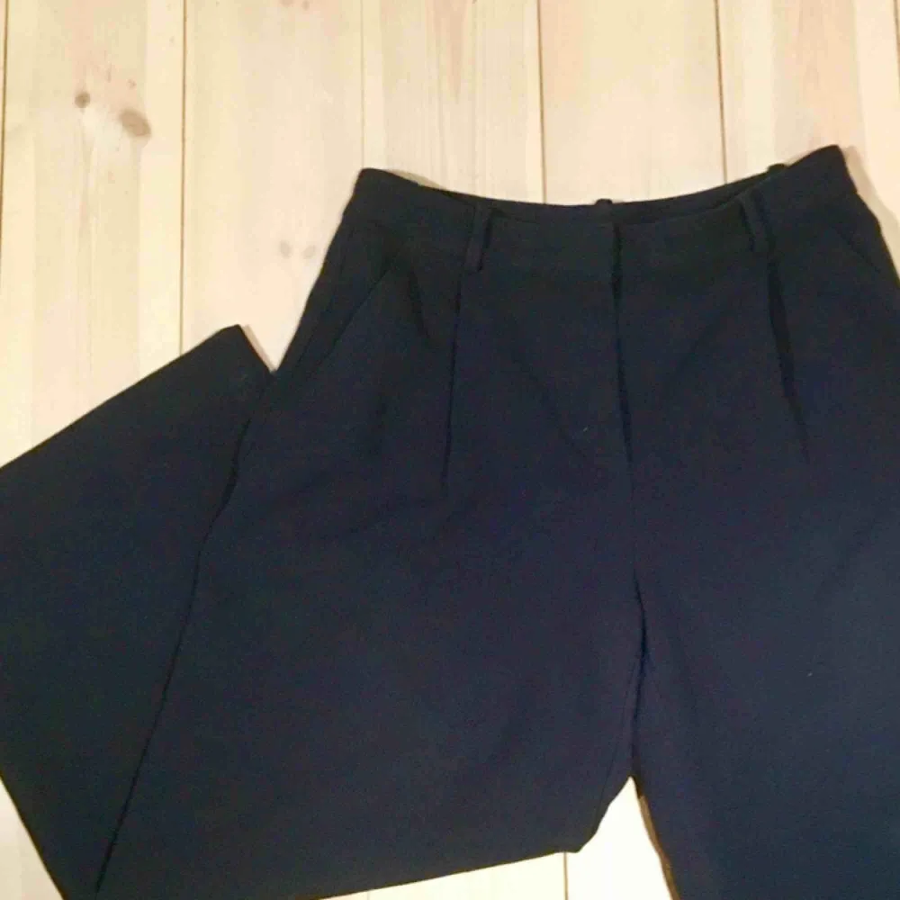 Mörkblå högmidjade byxor med vida ben från monki. Sparsamt använda. Storlek 40, skulle säga att de passar en medium. Jag tar emot swish och frakt tillkommer:)). Jeans & Byxor.