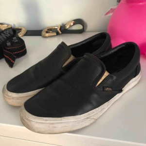  - Vans i modellen slip-on.  På ena skon har tyget gått bort lite vid hälen och på andra har gummit släppt lite vid sulan (lagt upp bilder så ni kan se) 