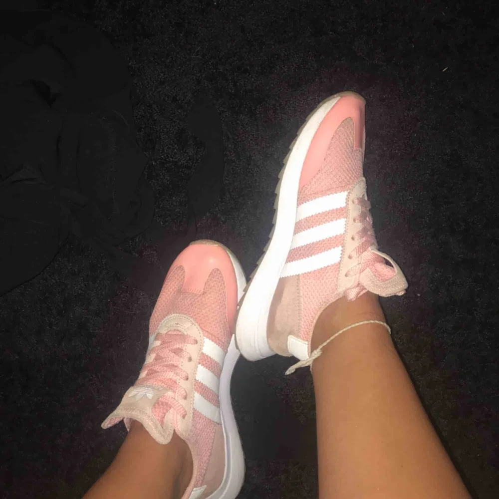 Super sköna o fina rosa Adidas skor, bara använda ett par gånger! . Skor.