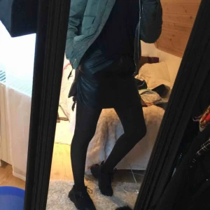  - Super fin läder kjol från bikbok! Använd vid fåtal gånger! Bra skick! 